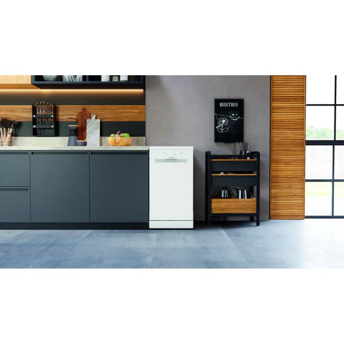 Hotpoint HF9E1B19UK Freestanding Slimline Dishwasher White