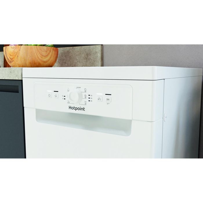 Hotpoint HF9E1B19UK Freestanding Slimline Dishwasher White